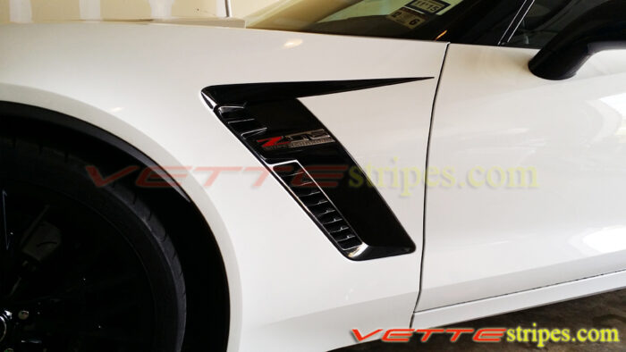 C7 Corvette Z06 white with carbon flash side spear